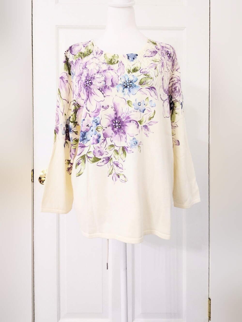 Alfred Dunner Sz LFloral Scoop Neck Women's Top in Cream and Lilac - Picture 3 of 17